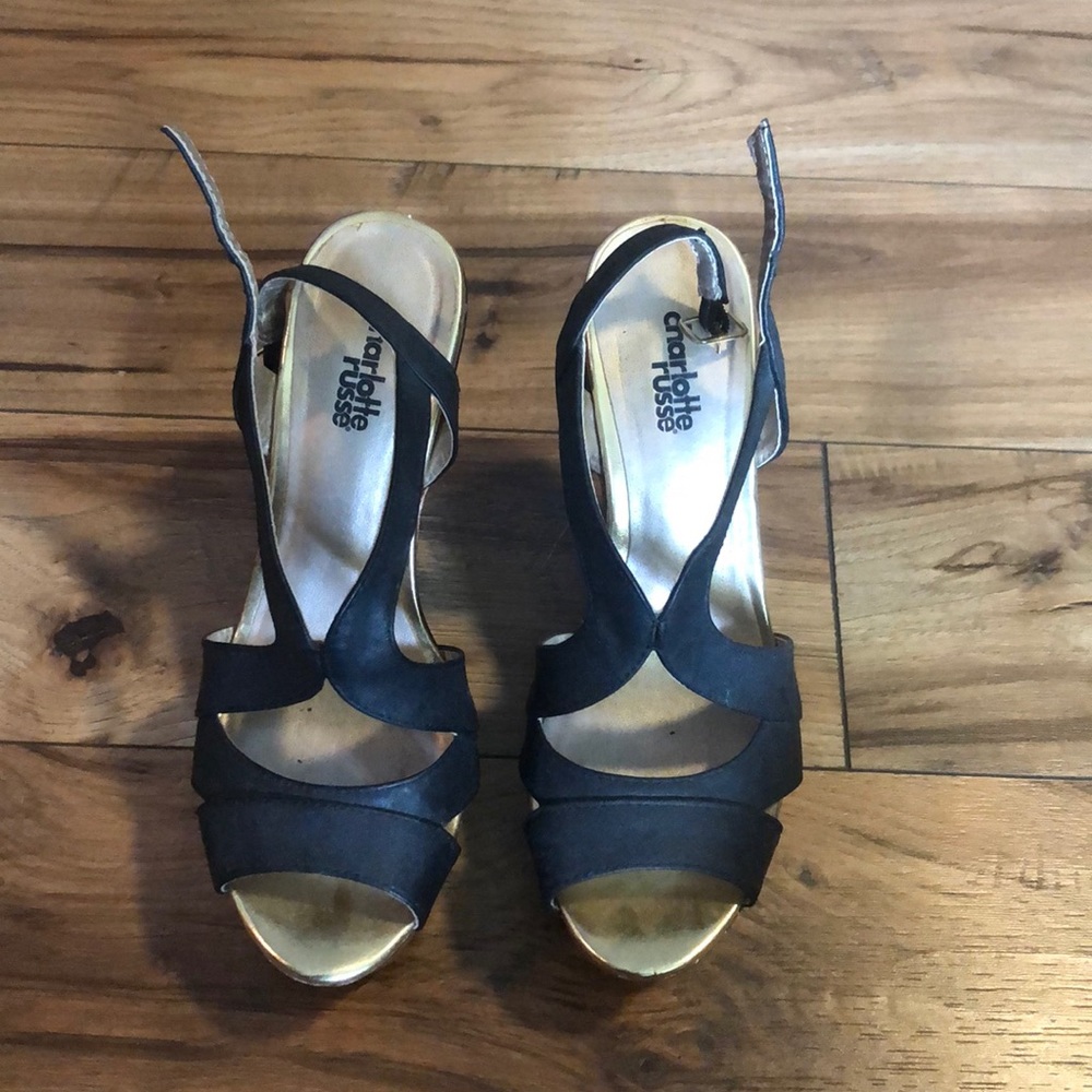 Black wedges